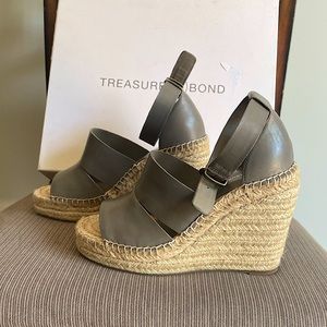 Treasure Bond never worn size 4